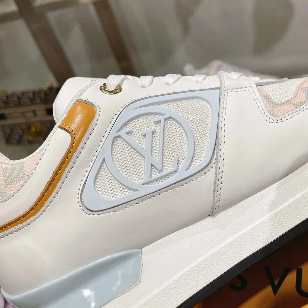 [L Family] P: 760💰Size 35-42 for women, 39-46 for men, (41.42 for women, 45.46 for men, customized) .LV Donkey Brand 🔥🔥LOUIS VUITTON Louis Vuitton's official website synchronizes the 2025 autumn and winter couple's models, which are now on the market, this Neo Run Away sneakers are inspired by running shoes, integrating LV's iconic must-have shoes into the trend. This version is a 1:1 replica of the original version. It is made of two-tone calfskin to highlight its simple lines and unique wedge outsole. Key details include the LV initials on the side and an engraved gold heel stabilizer on the back plus a 2cm hidden insole.